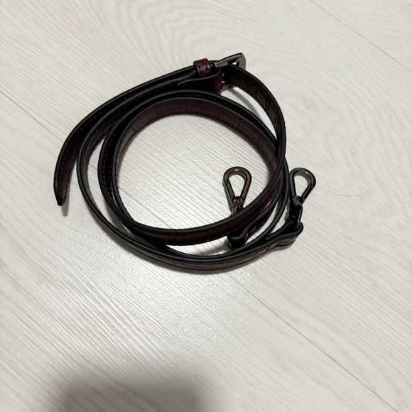 Elegant Croc-Embossed Suede Crossbody Burgundy Flap Ring Hardware 2 Straps - Picture 11 of 16